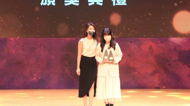 第31届时报金犊奖国际竞赛颁奖典礼26日举行，技嘉科技市场总监 尹雪美（左1）颁发「AORUS「小鵰」形象 IP 设计奖」奖项给世新大学并一同合影。（主办单位提供）
