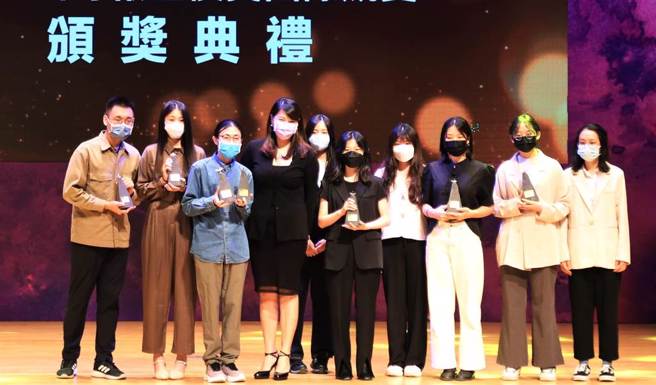 第31届时报金犊奖国际竞赛颁奖典礼26日举行，台湾昕诺飞Signify行销总监 陈菀儒（左4）颁发「WiZ 装修学 点亮生活格调广告创意设计奬」奖项给北科大、台中科大、醒吾科大、亚洲大学、树德科大、北科大、云科大获奖团队。（主办单位提供）
