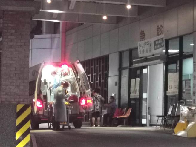 台东县农会周姓工务员触电昏迷，消防救护车送医急救。（民眾提供）