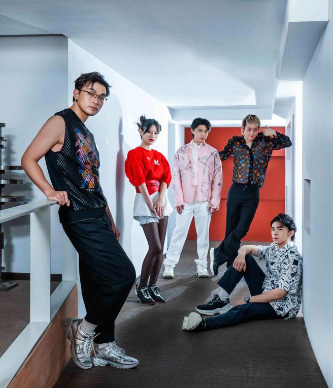 美秀集团入围第33届金曲最佳乐团、MV两奖项，至于红毯战袍他们表示，「绝对高调」。（摄影/石智中、服装/SHIATZY CHEN 夏姿陈）