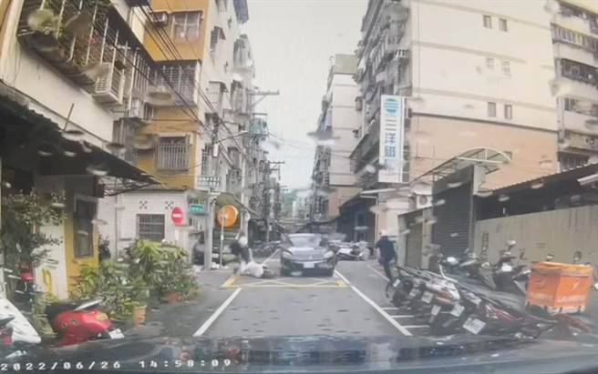 一名黃姓偷車賊長期在北北基桃不斷犯案，身背逾百筆前科，昨日他在土城現蹤，開車衝撞前來攔檢的警方。（警方提供／李奇叡新北傳真）