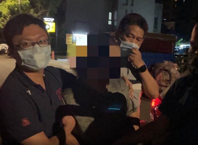 警方擴大追查，最後在桃園市八德區發現黃男蹤影，順利將其壓制，逮捕歸案。（警方提供／李奇叡新北傳真）