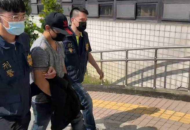 警方訊後依依竊盜通緝、妨害公務通緝、毀損等案，解送新北地檢偵辦。（警方提供／李奇叡新北傳真）