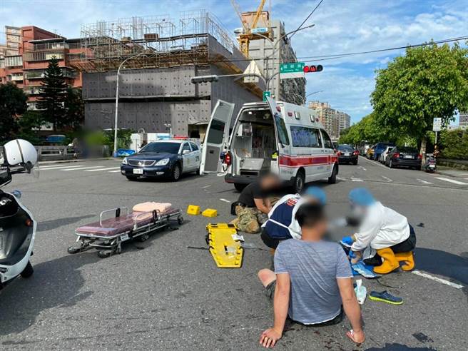 新北市中和区25日发生一起死亡车祸，75岁的潘姓老翁骑机车驶经三叉路口时，疑不熟号志便直接左转，遭对向机车直接撞上。（警方提供／李奇叡新北传真）