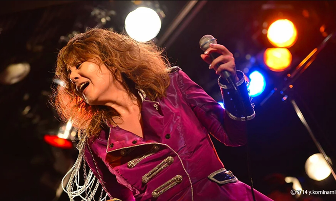 葛城Yuki歌唱生涯有《悲伤的海洋》、《波西米亚》等多首招牌歌曲。（图／取自葛城Yuki官网）