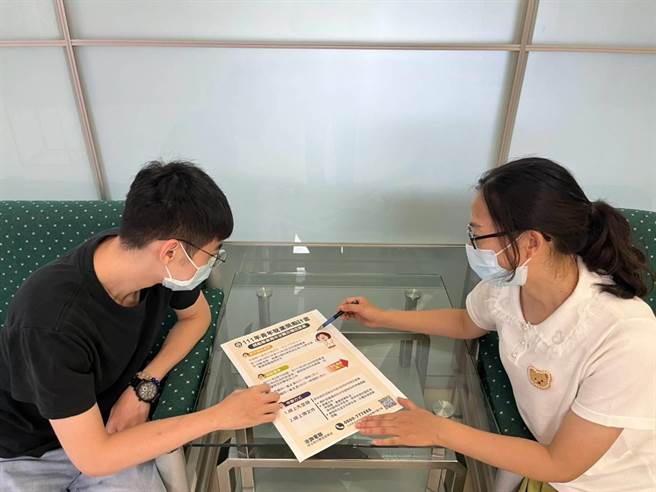 应届毕业生成为社会新鲜人，求职路往往充满彷徨，常常不到半年、甚至3个月就卡关而换工作。为鼓励毕业生踏出校园后勇敢踏入职场稳定就业，劳动部「青年就业奖励计画」今年迈入第3年，盼以奖金鼓励新鲜人努力克服困难度过职场菜鸟关卡。（劳发署中彰投分署提供／谢琼云台中传真）