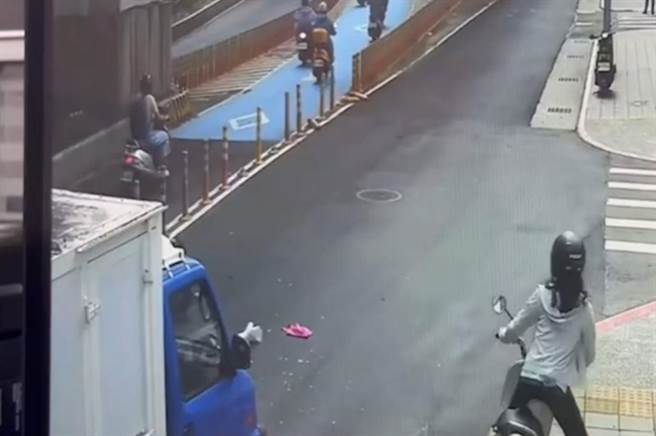 妇人机车倾倒，东西散落一地。（警方提供／李奇叡新北传真）