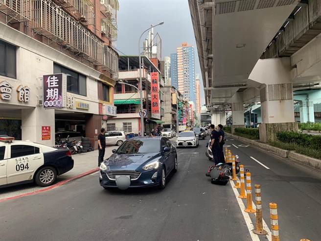 新北市大汉桥一带今日下午发生碰撞车祸。（警方提供／李奇叡新北传真）