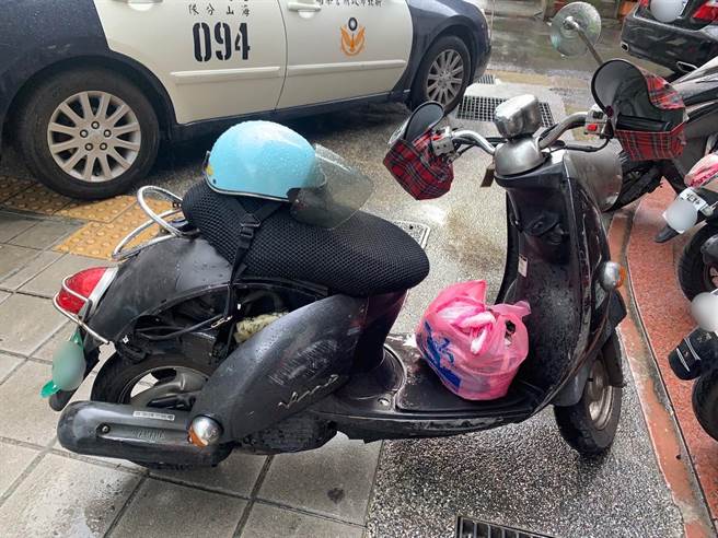 妇人机车车壳因撞击而破损。（警方提供／李奇叡新北传真）