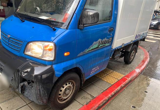 后方小货车闪避不及，直接撞上，车头明显受损。（警方提供／李奇叡新北传真）