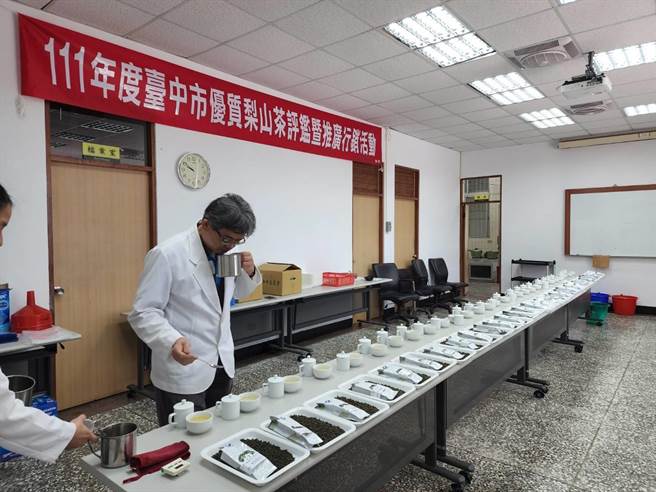 评审委员根据清香型乌龙茶评审办法，针对外观包含形状色泽等、水色与香气滋味等三种项目进行评鑑。(台中市政府提供)