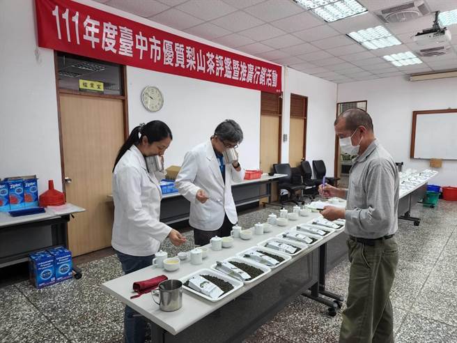 邀请行政院农业委员会茶业改良专家，担任评审委员。(台中市政府提供)