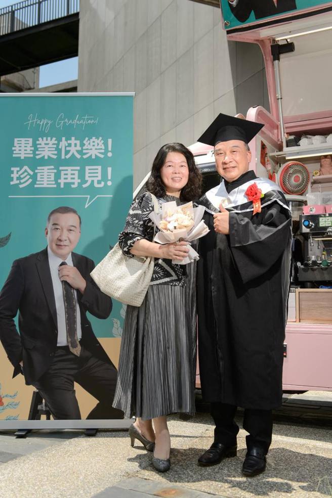 （富旺董事長林正雄自東海大學EMBA畢業，最感謝另一半、富旺副董事長江庭華的鼓勵與支持。圖／林正雄）
