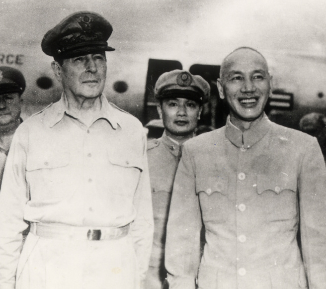 民国39年7月31日，远东盟军总司令麦克阿瑟（Douglas MacArthur）自东京飞抵臺北，蒋中正总统前往迎接。(中央社资料照片)