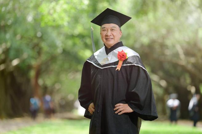身兼中华民国不动产联合总会理事长的富旺董事长林正雄，日前自东海大学EMBA毕业。（图／林正雄提供）