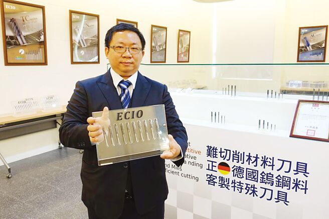 董事長葉展碩表示，健椿的精密刀具採用德國鎢鋼料，以客製化特殊刀具策略做市場區隔。圖／黃俊榮