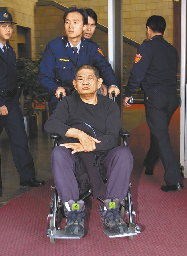 财政部将在本周五（7月1日）公布欠税大户名单，个人欠税部分，黄任中（见图）家族欠税额逾52亿元，将是第13年居冠。（本报资料照片）