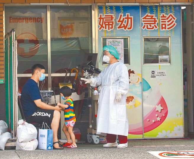 本土確診數下降，中重症個案仍未減少，26日新增1例MIS-C案例，所幸已康復出院。圖為假日防疫門診，仍有家長帶小孩看診。（陳君瑋攝）