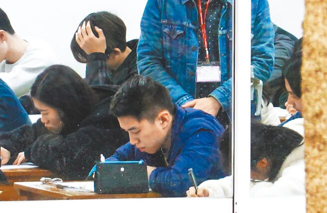今年大学指考首度转型为分科测验，下月登场。图为2020年的大学学测，考生在考场内埋首应试。（本报资料照片）