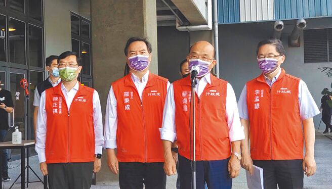 石斑鱼遭陆封杀，行政院长苏贞昌（前排右二）26日表示，农委会主委陈吉仲处理问题非常卖力。（张志康摄）