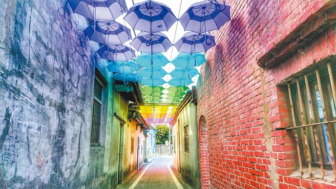 阳光洒落彩虹巷，形成特别光晕，吸引人们来走一遭，得到祝福。（还社社区提供／吴敏菁彰化传真）