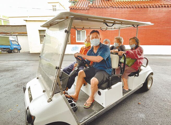 还社里长陈泊羽开着高尔夫球车，接送长辈到社区关怀据点。（吴敏菁摄）