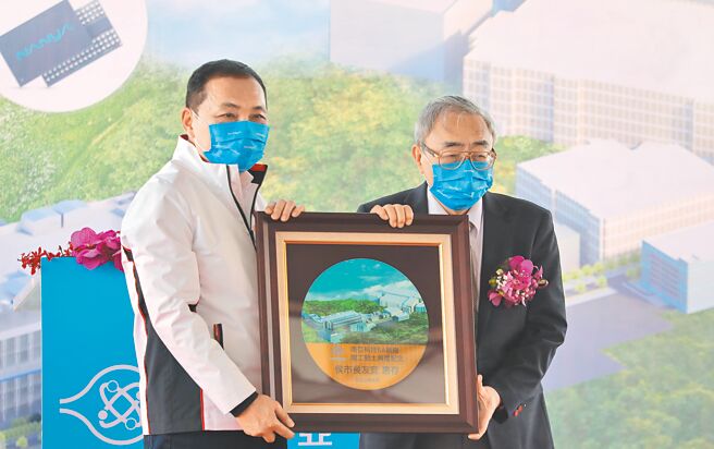 在新北市政府招商一条龙协助下，台塑集团旗下南亚科技投资3000亿元，在新北市泰山区兴建10奈米12吋先进晶圆新厂。图为新北市长侯友宜（左）与台塑总裁王文渊（右）日前出席动土典礼。（本报资料照片）