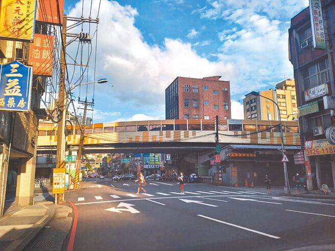 連結基隆市忠四路及仁五路的仁愛橋已完成發包，預計明年農曆年後封橋施工，恐將嚴重影響市區交通。（張志康攝）