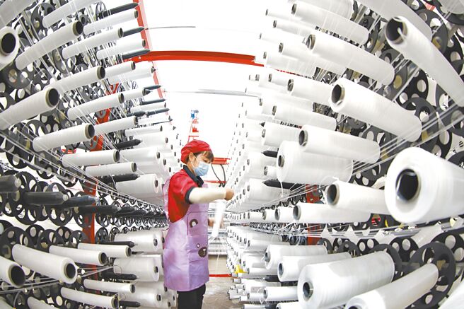 中国宏观经济论坛25日发布最新报告，预测2022年大陆实际GDP成长率为4.7％。图为江苏宿迁一经济开发区的工厂生产线。（新华社）