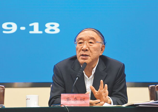 黄奇帆曾任重庆市长，主管财政、金融、工业领域，对于经济体系运行具有深入的理论思考和丰富实践经验。（中新社）