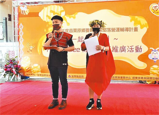 苗栗县22岁的高郅程（左）是南庄乡八卦力部落的赛夏族青年，去年以最年轻考生身分，通过高级族语认证测验，并获县府徵选为狮潭乡公所原住民语言推广人员。（苗栗县府提供／李京升苗栗传真）