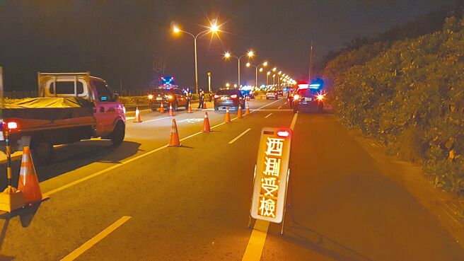 台南市今年上半年酒驾取缔件数6都第1引发网友热议，台南市警察局交通大队回应说，酒驾伤亡事故比去年同期大减，如此可见成效。（交通大队提供／程炳璋台南传真）