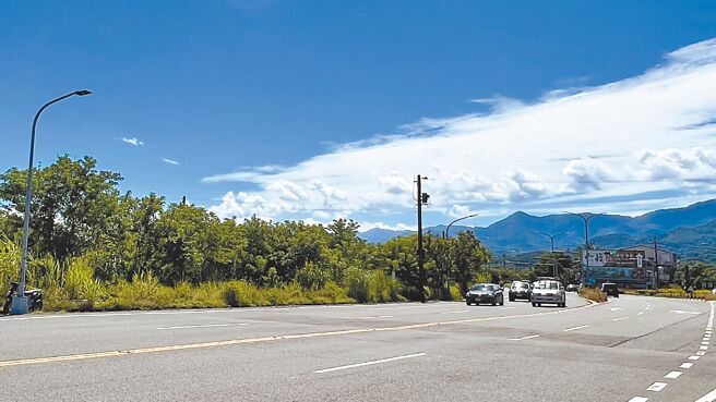 台南市白河区河东里第9公墓，位于通往关子岭风景区的市道172线上，地方盼活化转型，别让土地继续荒废。（张毓翎摄）