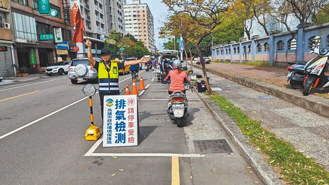 高雄每年应定检的机车数高达137万辆，且定检数已连续5年位居全国之首，今年开始高市府环保局逐渐减少寄发明信片并推动手机简讯通知。（高市府环保局提供／洪浩轩高雄传真）