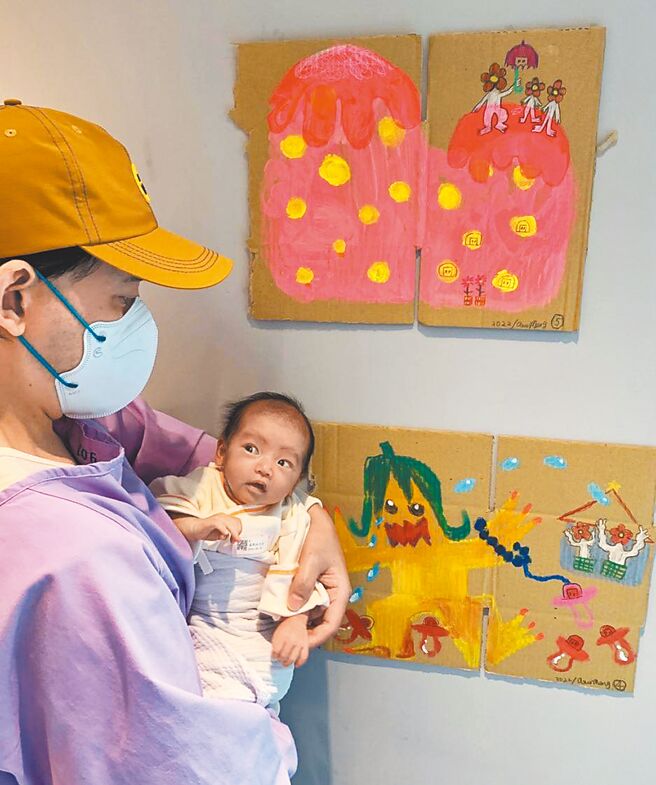 黃子佼的女兒「玉米」才剛滿月，表情豐富圈粉無數。（摘自臉書）