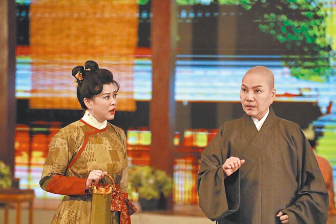 方馨（左）再度與唐美雲合作歌仔戲。（大愛電視台提供）