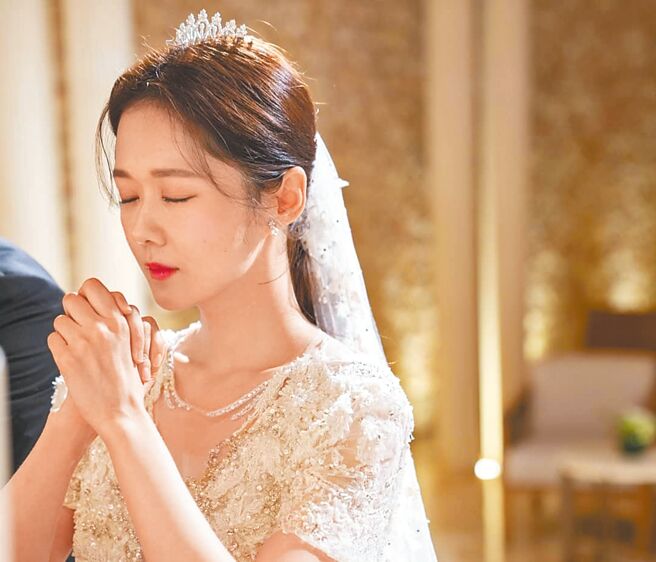 張娜拉曾在劇中披婚紗，昨日幸福出嫁。（摘自IG）