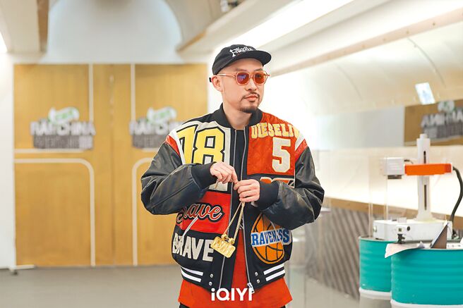 MC HotDog热狗加入《中国说唱巅峰对决》，从导师变选手。（爱奇艺国际站提供）