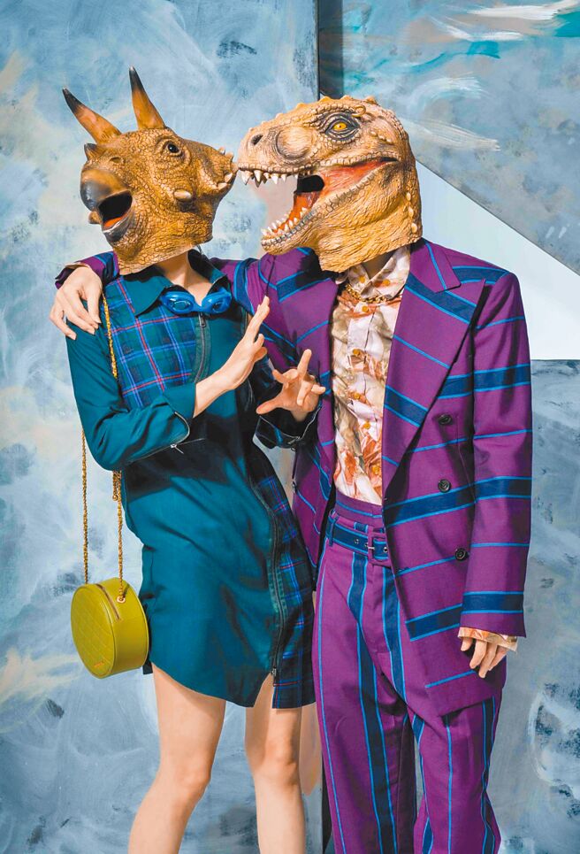 「恐龙的皮」团员以Vivienne Westwood展现属于他们的时尚魅力。三角龙（左）穿衬衫裙4万9600元；暴龙穿印花衬衫1万1900元，紫色条纹西装价格店洽。（石智中摄、三角龙包／CHARLES & KEITH）