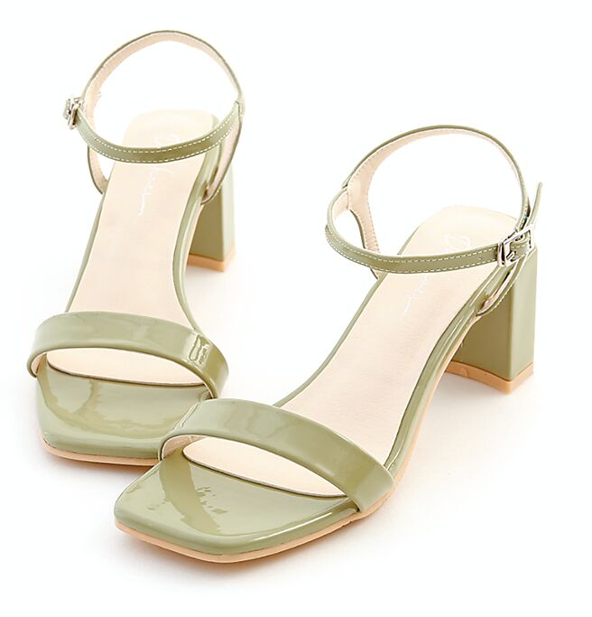 D+AF晶透淡彩．一字方头漆皮高跟凉鞋，原价1480元，特价980元。  （摘自D+AF官网）