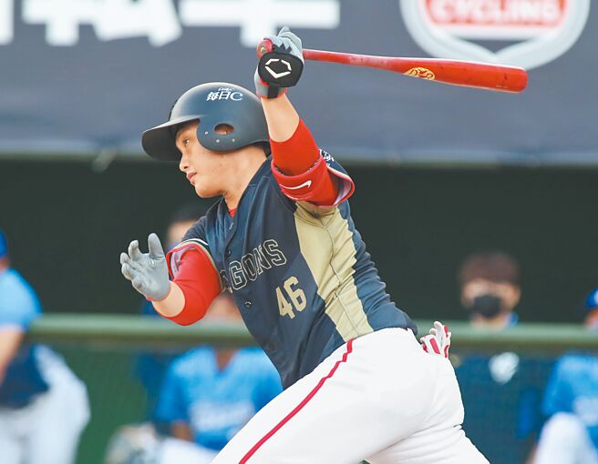 味全龍劉基鴻包辦球隊前兩分打點。（鄭任南攝）