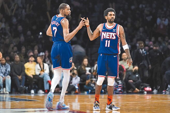 籃網如今不僅厄文（右）可能離隊，杜蘭特或許也會喊走。（美聯社資料照片）