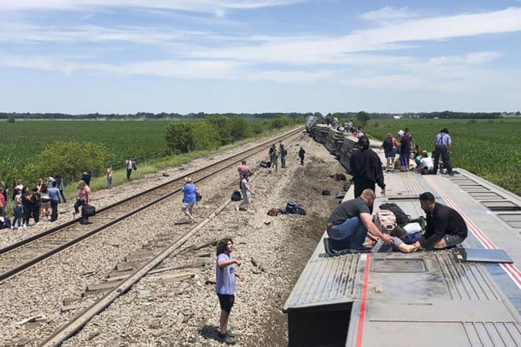 美铁火车撞卡车出轨整排翻 已传多死、至少50伤。图/美联(photo:ChinaTimes)