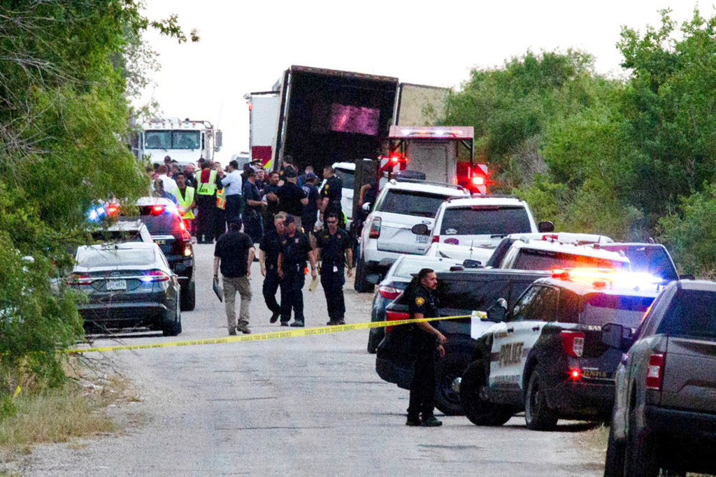 美国警方27日在德州一辆重型货柜车内发现46具移民遗体，当局证实货柜车内没有空调及水，46人被热死。（图／路透社）(photo:ChinaTimes)