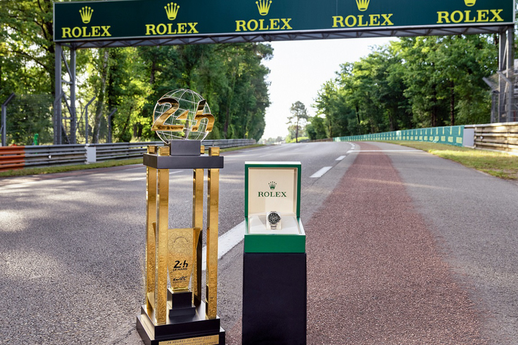 冠軍得主將捧起利曼 24 小時耐力賽獎盃，並獲頒鐫刻特殊字樣的 Oyster Perpetual Cosmograph Daytona（蠔式恒動宇宙計型迪通拿）腕錶。(圖/2gamesome)