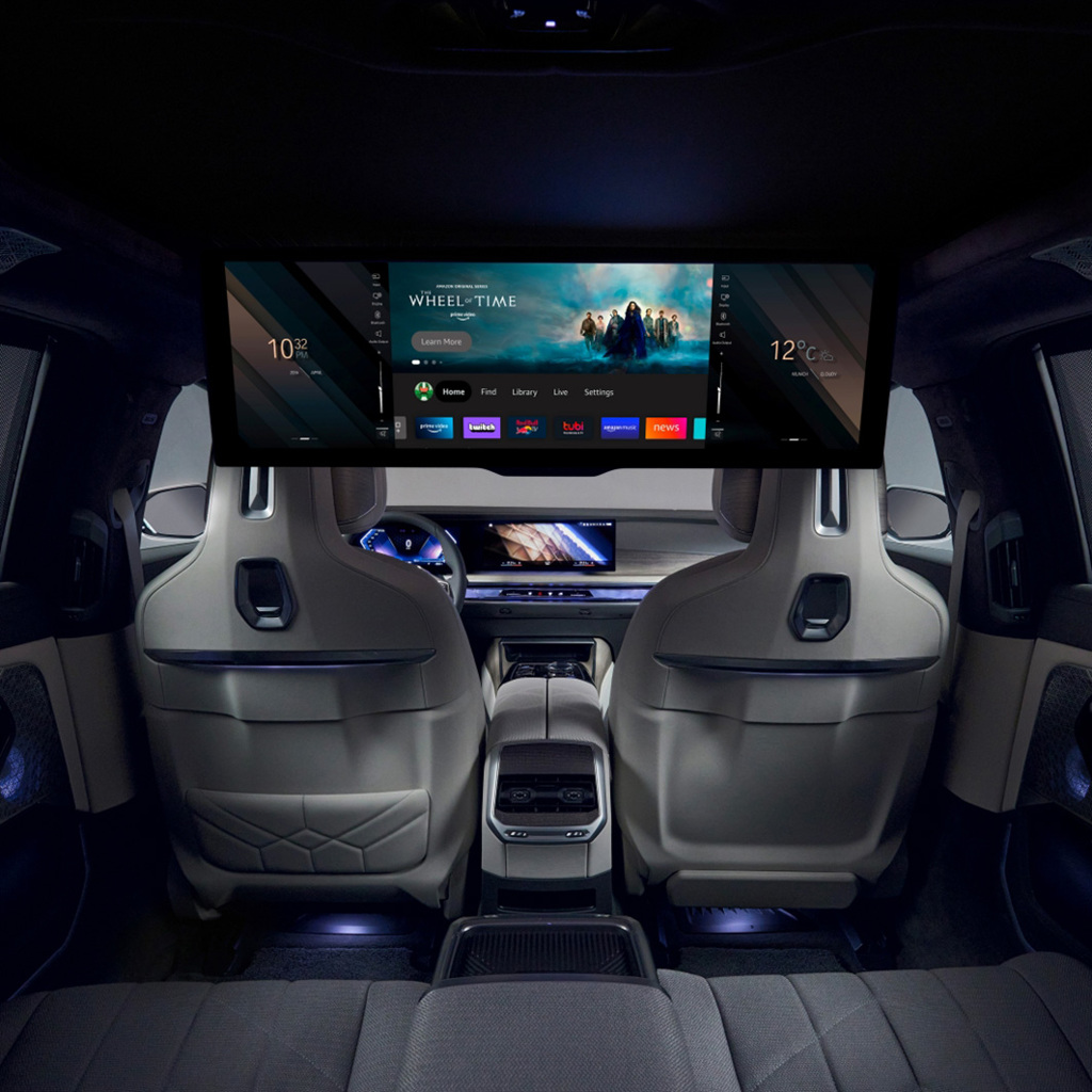 後座具備31.3吋BMW懸浮式劇院螢幕，結合高達8K的畫質呈現與Sky Lounge全景式玻璃車頂。（圖／汎德提供）