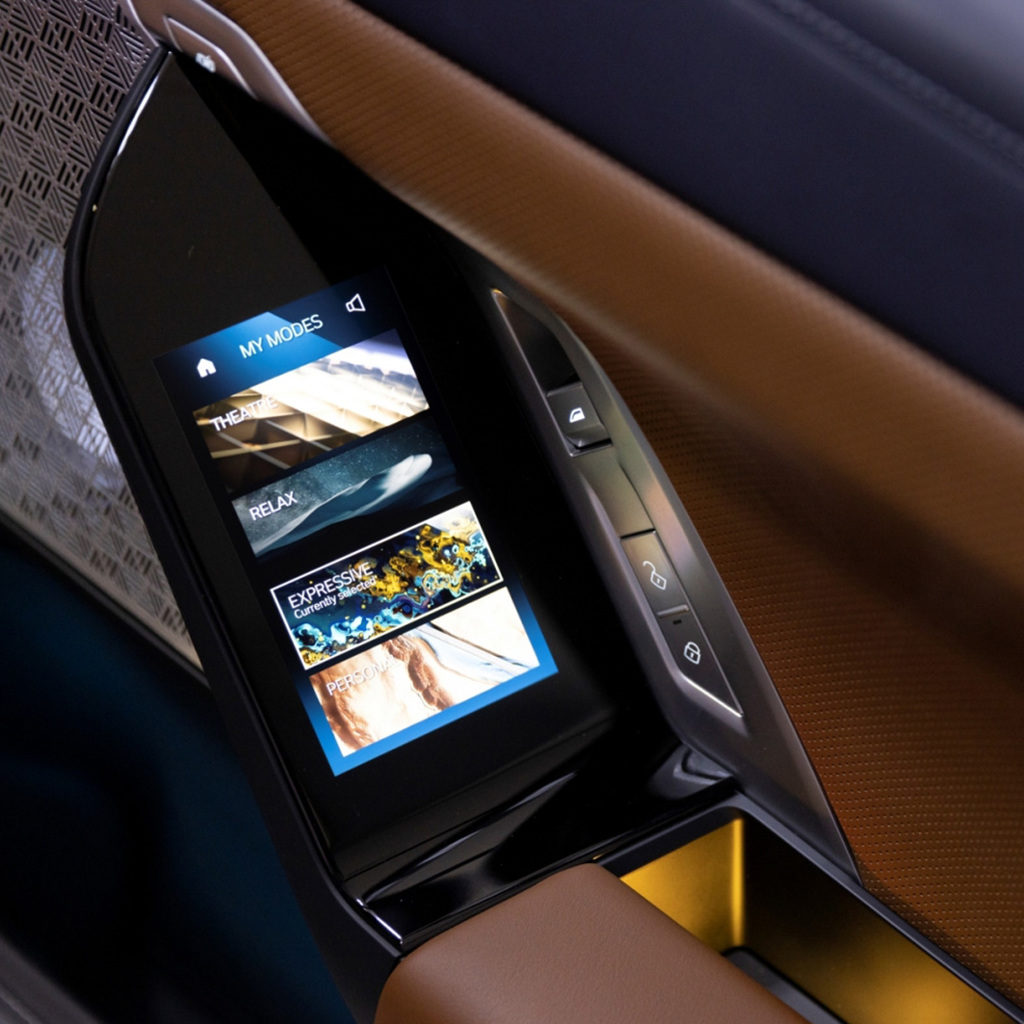 後座車門扶手處的5.5吋後座專屬控制平板，讓乘客更能以直覺的方式輕鬆操作劇院螢幕、空調系統與燈光等。（圖／汎德提供）
