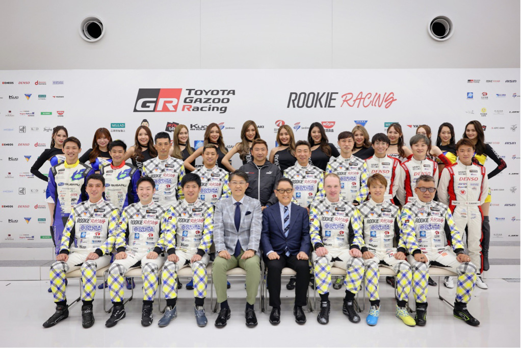 TOYOTA社長 - 豐田章男 (前排右四)、GAZOO Racing Company總裁 - 佐藤恒治(前排左四) 與ROOKIE Racing車隊大合照。（圖／和泰汽車）