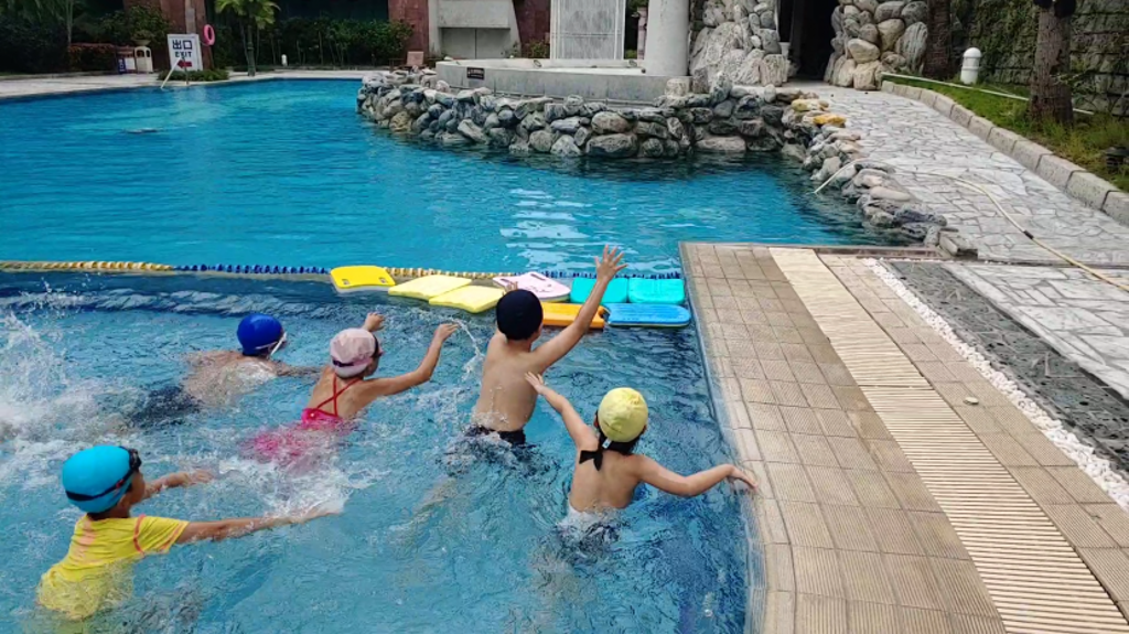 ▲後來因為實在太熱了，我們決定回飯店玩水啦，游泳池很乾淨。小孩都玩到瘋掉，估計直接消耗50%電力，大人也樂得輕鬆呢。 (圖/DDCAR)