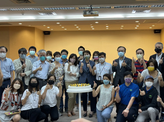 防疫不忘幫新創打氣！臺北創新實驗室6歲生日 黃珊珊切蛋糕 